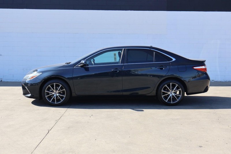 Toyota Camry Vehicle Full-screen Gallery Image 11