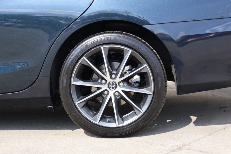 Toyota Camry Vehicle Full-screen Gallery Image 14