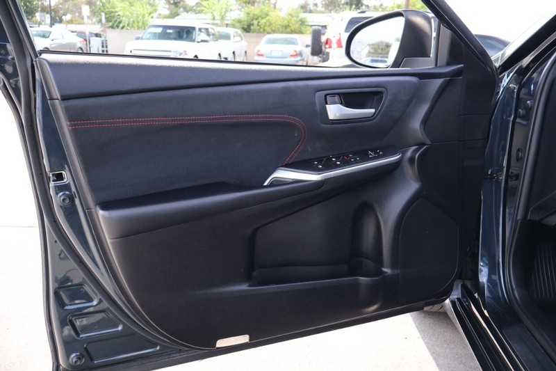 Toyota Camry Vehicle Full-screen Gallery Image 15