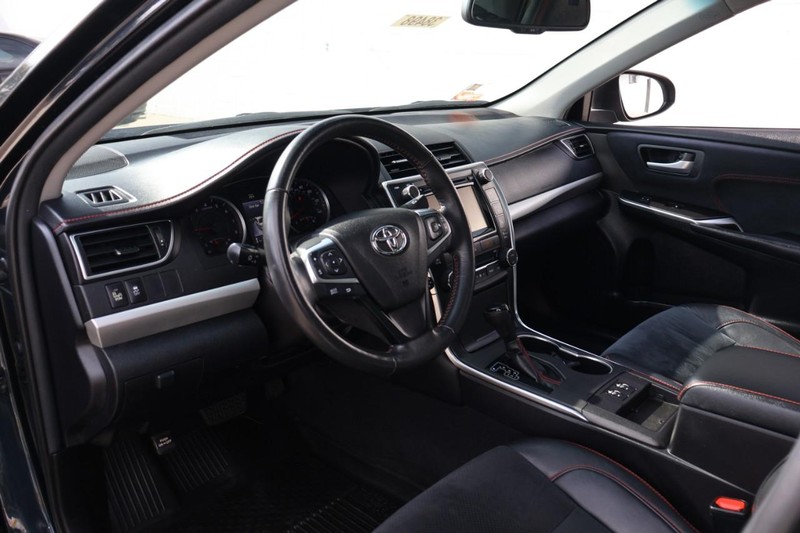 Toyota Camry Vehicle Full-screen Gallery Image 16