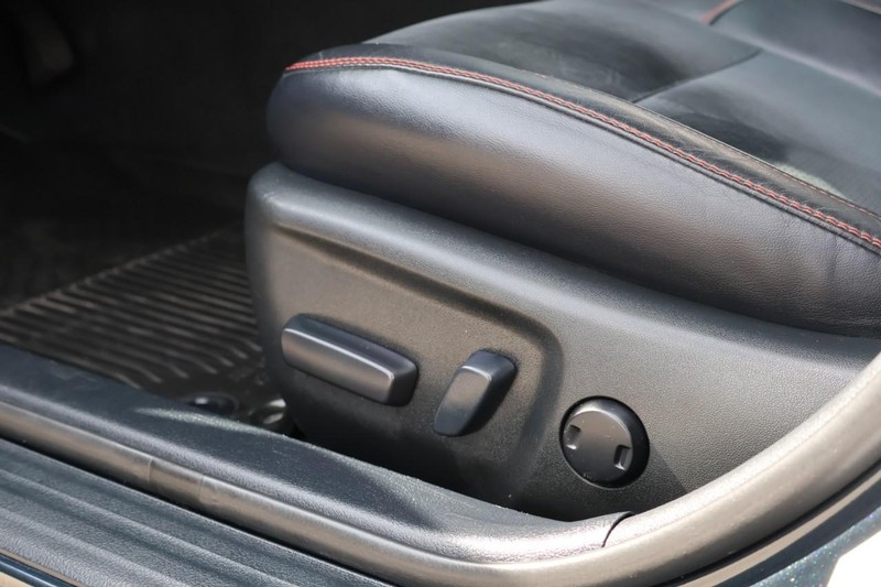 Toyota Camry Vehicle Full-screen Gallery Image 17