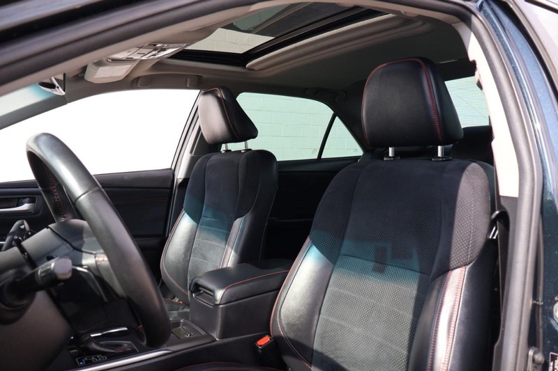 Toyota Camry Vehicle Full-screen Gallery Image 18