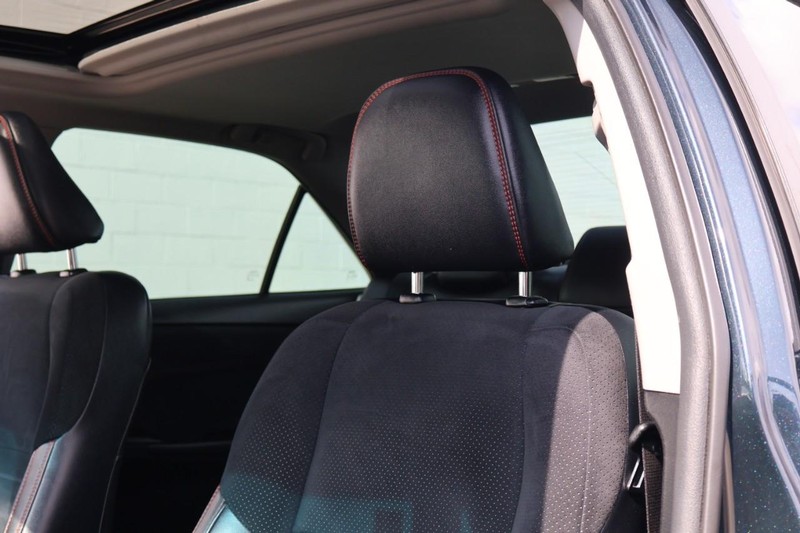 Toyota Camry Vehicle Full-screen Gallery Image 19