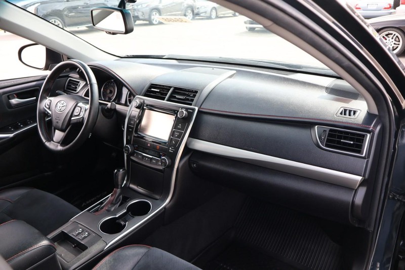Toyota Camry Vehicle Full-screen Gallery Image 20
