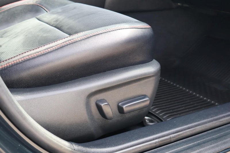 Toyota Camry Vehicle Full-screen Gallery Image 21