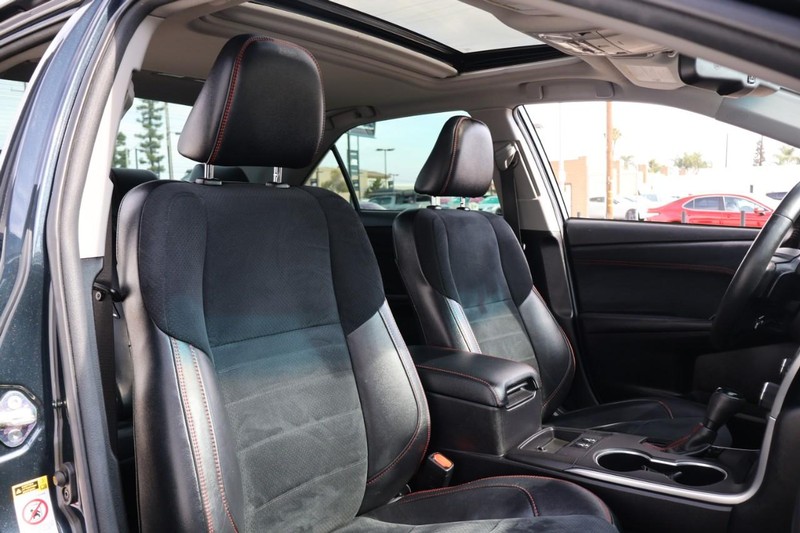 Toyota Camry Vehicle Full-screen Gallery Image 22