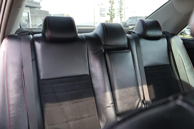 Toyota Camry Vehicle Full-screen Gallery Image 23