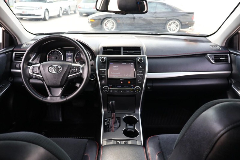 Toyota Camry Vehicle Full-screen Gallery Image 24