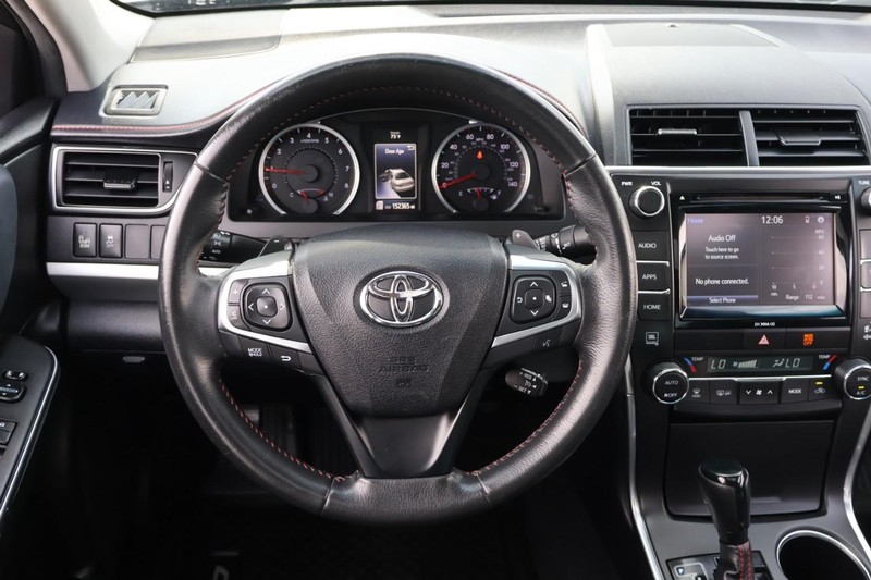 Toyota Camry Vehicle Full-screen Gallery Image 26