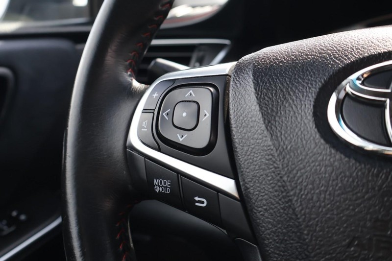 Toyota Camry Vehicle Full-screen Gallery Image 27