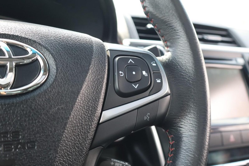 Toyota Camry Vehicle Full-screen Gallery Image 28