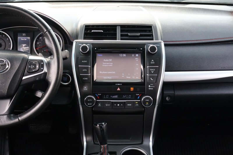 Toyota Camry Vehicle Full-screen Gallery Image 29