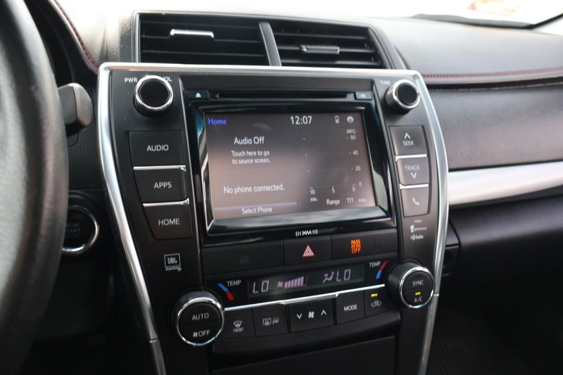 Toyota Camry Vehicle Full-screen Gallery Image 30