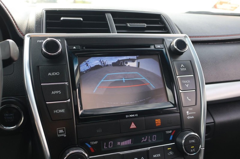 Toyota Camry Vehicle Full-screen Gallery Image 31