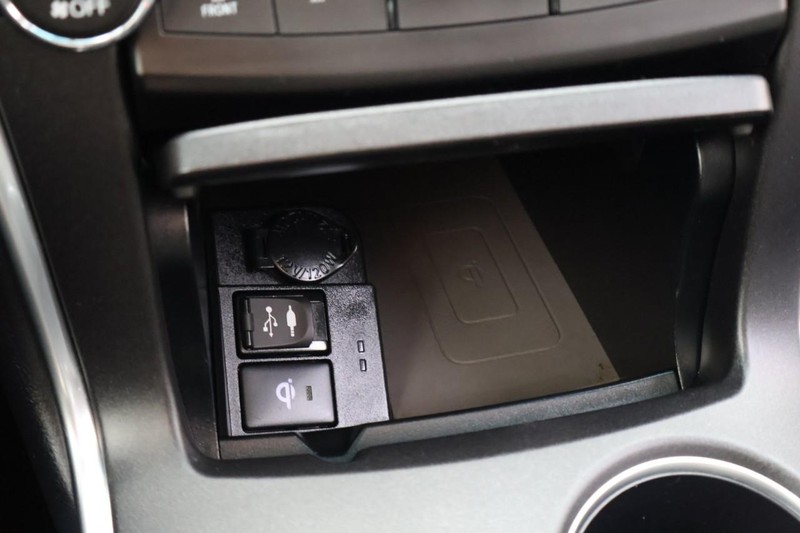 Toyota Camry Vehicle Full-screen Gallery Image 32