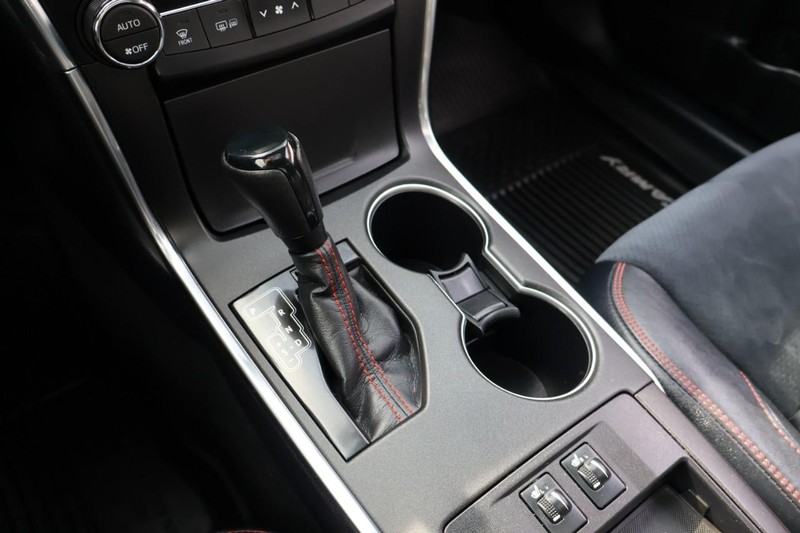 Toyota Camry Vehicle Full-screen Gallery Image 33