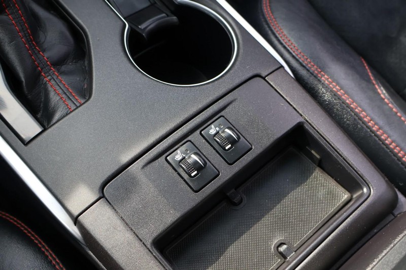 Toyota Camry Vehicle Full-screen Gallery Image 34