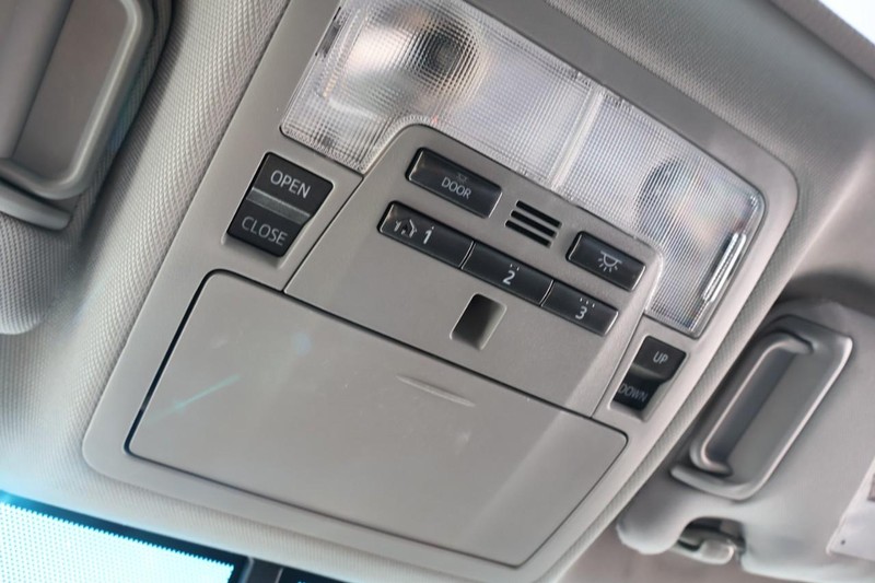 Toyota Camry Vehicle Full-screen Gallery Image 35