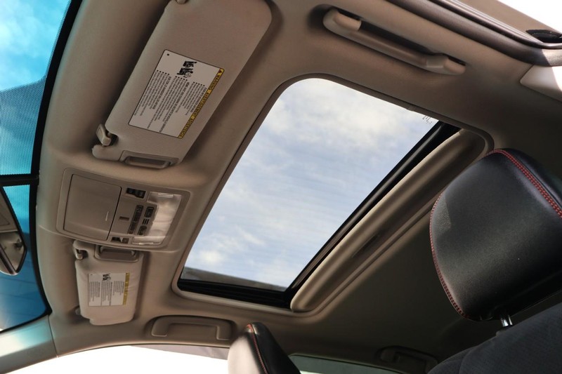 Toyota Camry Vehicle Full-screen Gallery Image 36