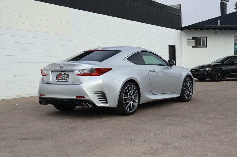 Lexus RC Vehicle Full-screen Gallery Image 05