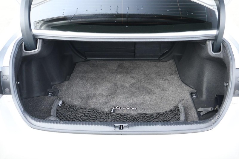 Lexus RC Vehicle Full-screen Gallery Image 09