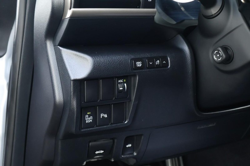 Lexus RC Vehicle Full-screen Gallery Image 18