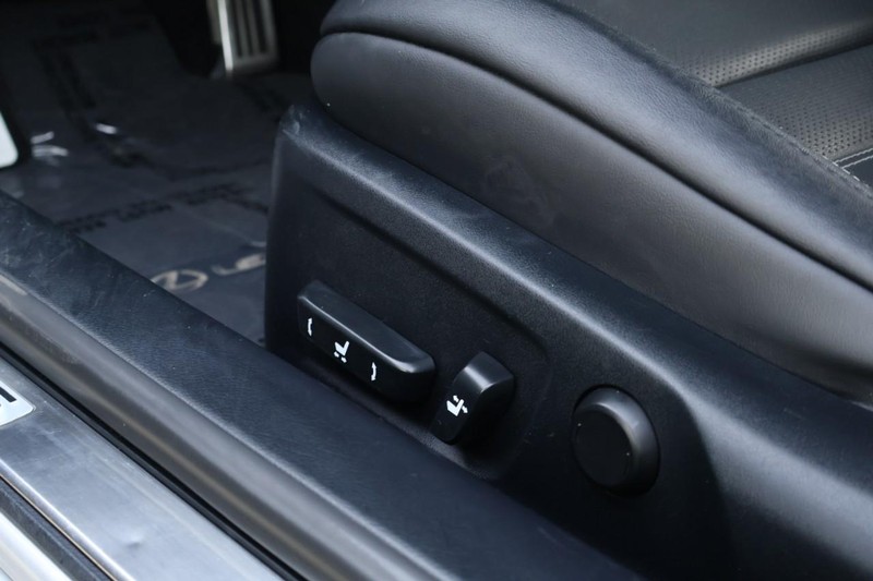 Lexus RC Vehicle Full-screen Gallery Image 19