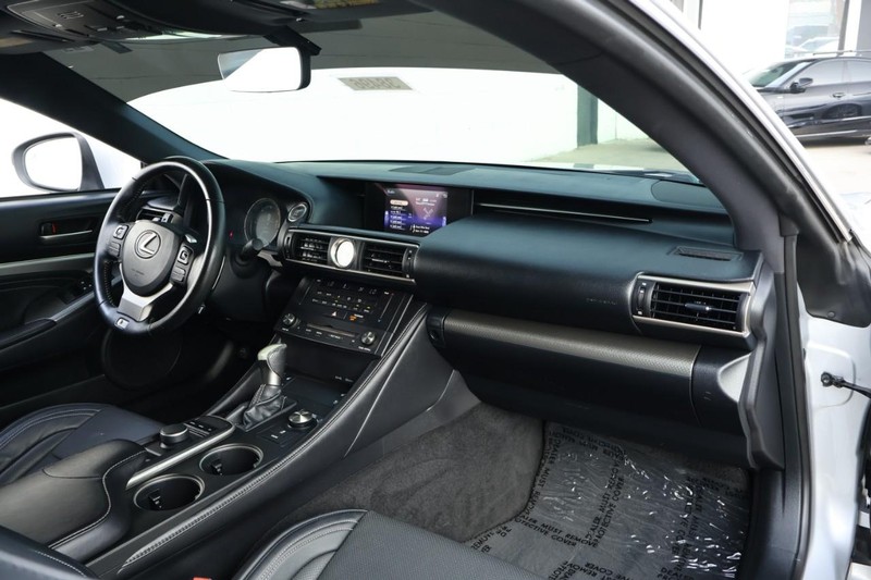 Lexus RC Vehicle Full-screen Gallery Image 22