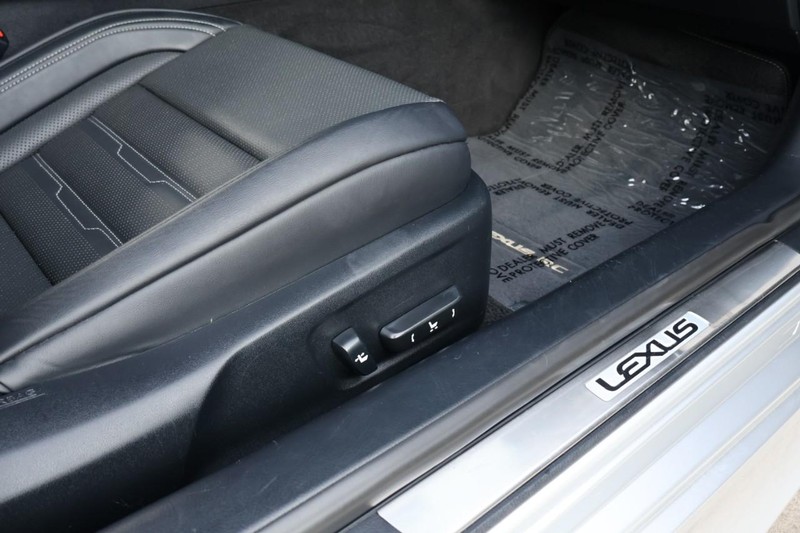 Lexus RC Vehicle Full-screen Gallery Image 23