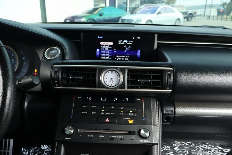 Lexus RC Vehicle Full-screen Gallery Image 27