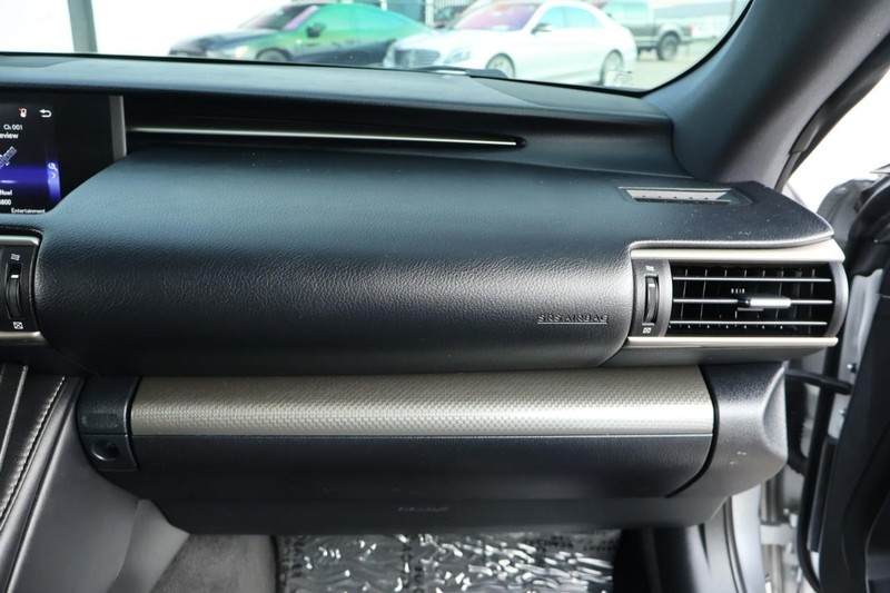 Lexus RC Vehicle Full-screen Gallery Image 28