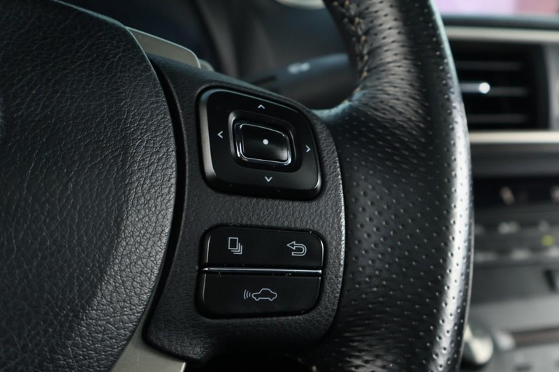 Lexus RC Vehicle Full-screen Gallery Image 31