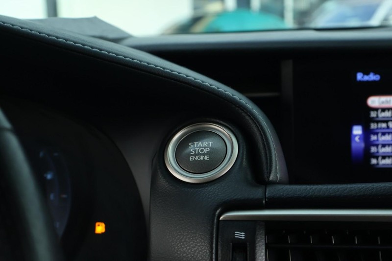 Lexus RC Vehicle Full-screen Gallery Image 32