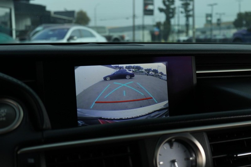 Lexus RC Vehicle Full-screen Gallery Image 34