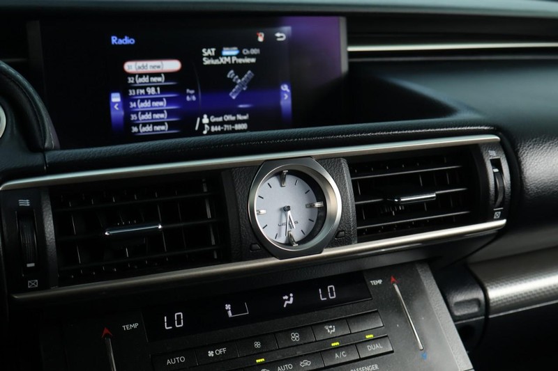 Lexus RC Vehicle Full-screen Gallery Image 35