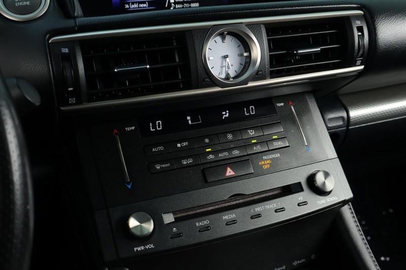 Lexus RC Vehicle Full-screen Gallery Image 36