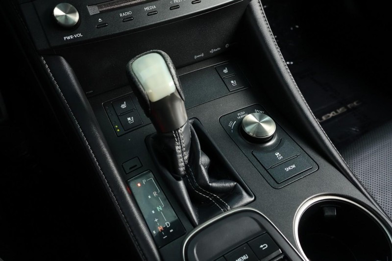 Lexus RC Vehicle Full-screen Gallery Image 37