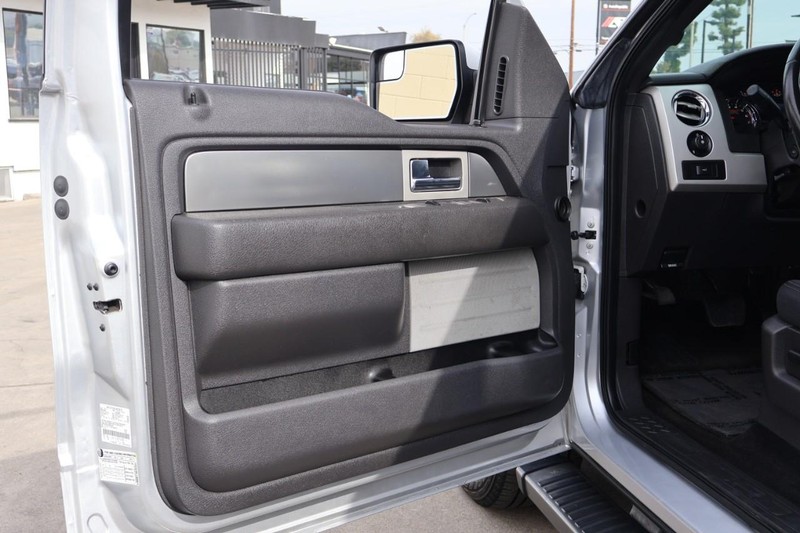 Ford F-150 Vehicle Full-screen Gallery Image 17