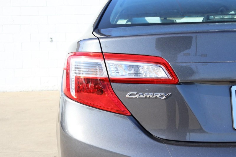 Toyota Camry Vehicle Full-screen Gallery Image 07