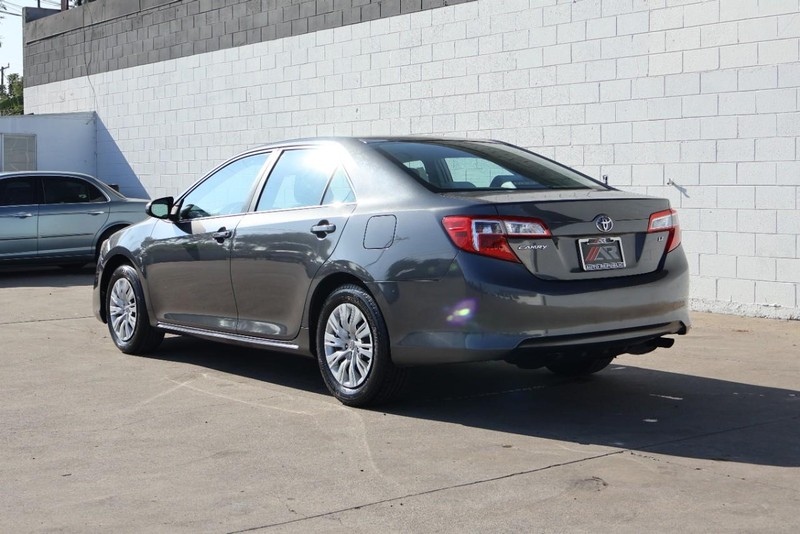 Toyota Camry Vehicle Full-screen Gallery Image 09