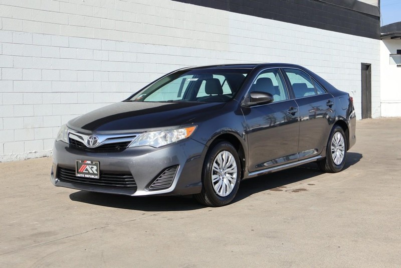 Toyota Camry Vehicle Full-screen Gallery Image 11