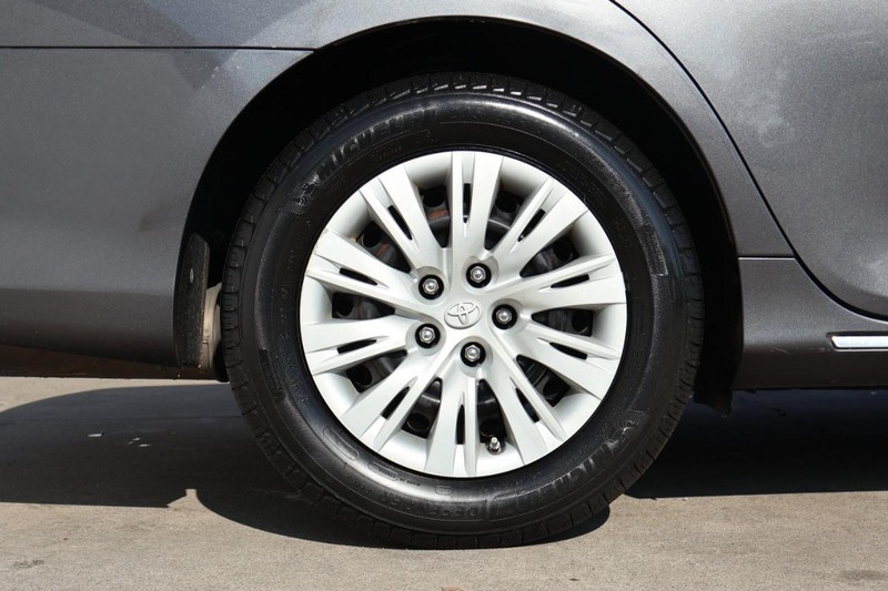 Toyota Camry Vehicle Full-screen Gallery Image 13