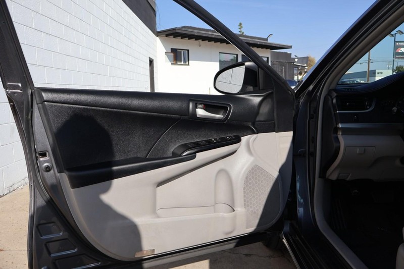 Toyota Camry Vehicle Full-screen Gallery Image 14