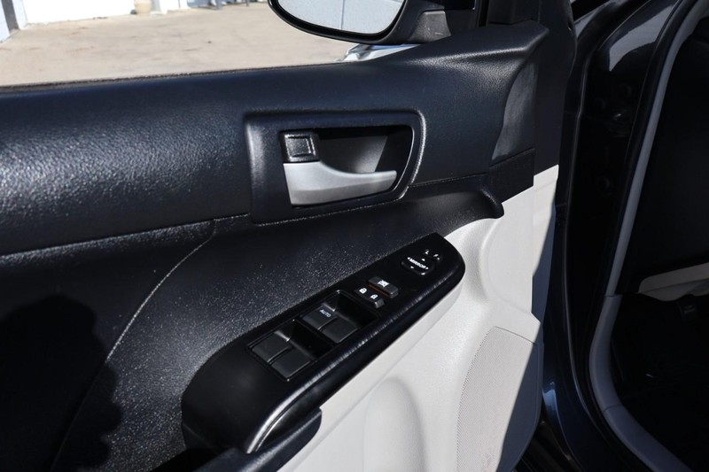 Toyota Camry Vehicle Full-screen Gallery Image 15