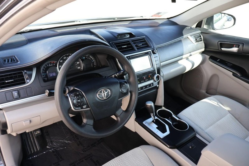 Toyota Camry Vehicle Full-screen Gallery Image 16