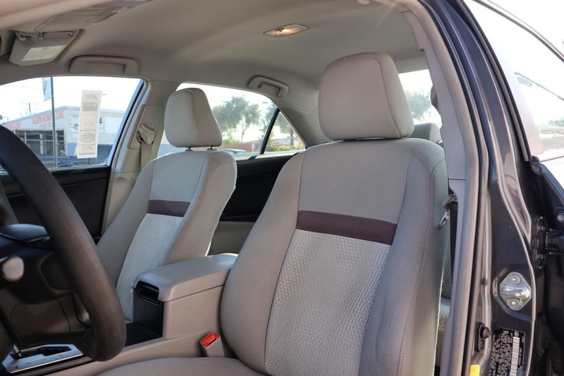 Toyota Camry Vehicle Full-screen Gallery Image 17