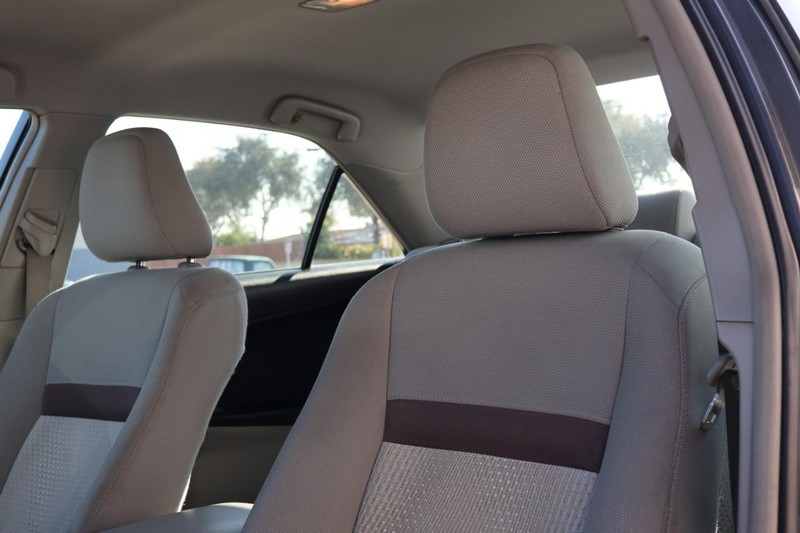 Toyota Camry Vehicle Full-screen Gallery Image 18