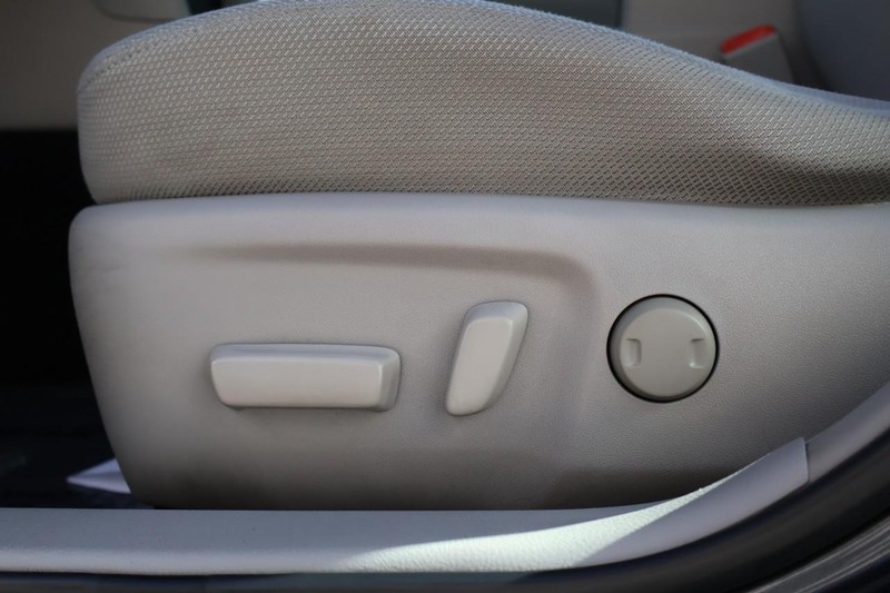 Toyota Camry Vehicle Full-screen Gallery Image 19