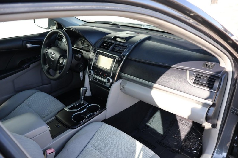 Toyota Camry Vehicle Full-screen Gallery Image 20