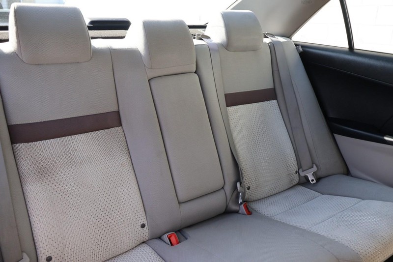 Toyota Camry Vehicle Full-screen Gallery Image 22